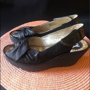 FLY LONDON BLACK LEATHER WEDGE SANDALS